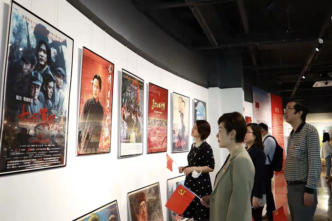 看海报、学党史，健康产业k1体育有限公司官网党总支组织参观“红色电影海报展”1_副本.jpg